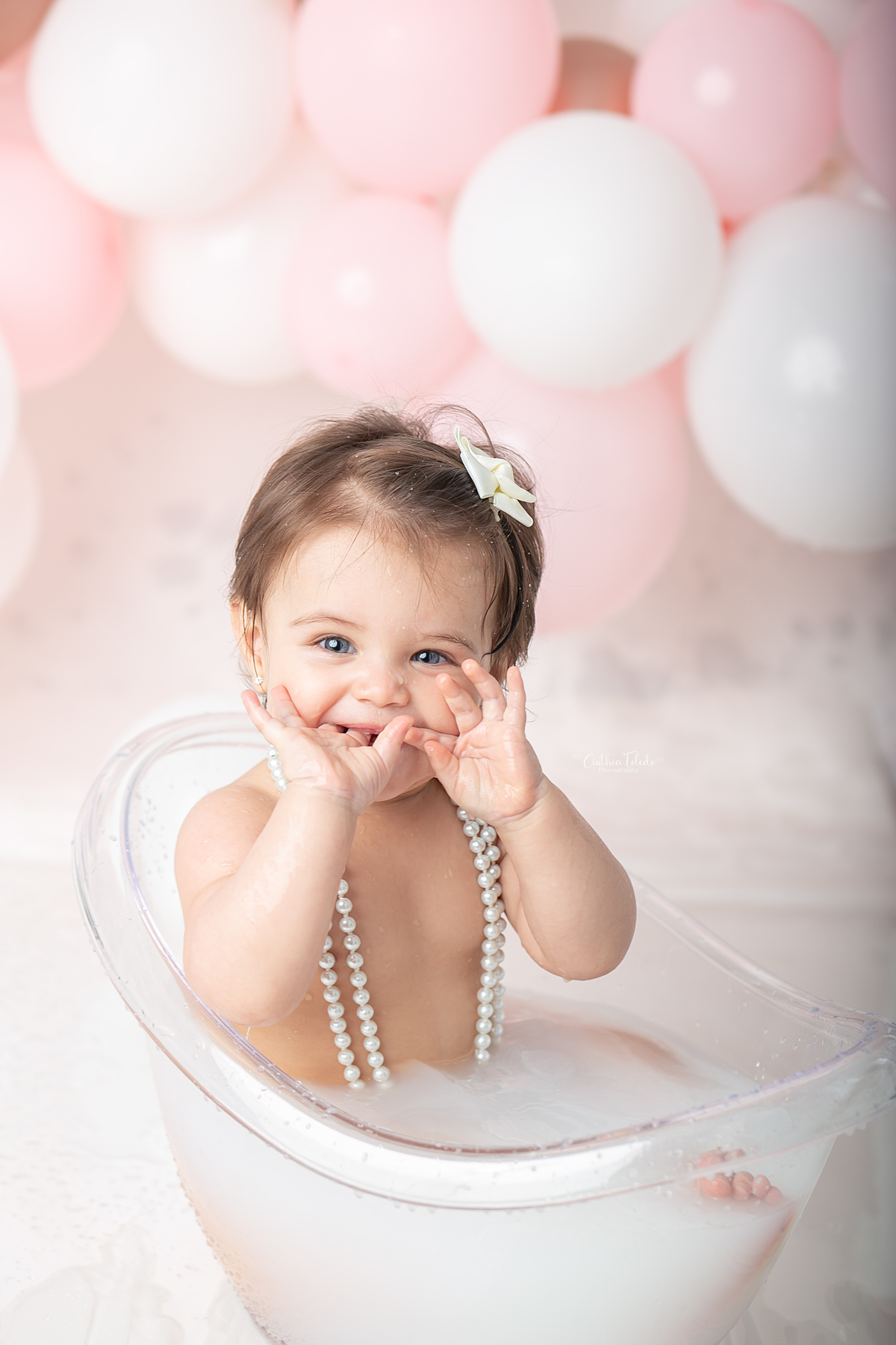 ensaio fotográfico de cake smash, 1 aninho, smash the cake, menina, fotografado pela fotógrafa Cinthia Toledo Fotografia, Cinthia Toledo photography, realizado no Studio em Malden-MA. 
cake smash clean session. ensaio clean. rosa bebê com branco e rosê.