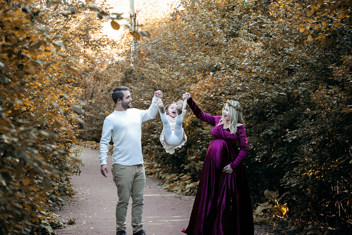 Ensaio fotográfico de gestante, maternity, pregnancy e família, fotografado por Cinthia Toledo photography, Fotógrafa de família. mãe, pai e filha em uma sessão de gestante nos Eua.