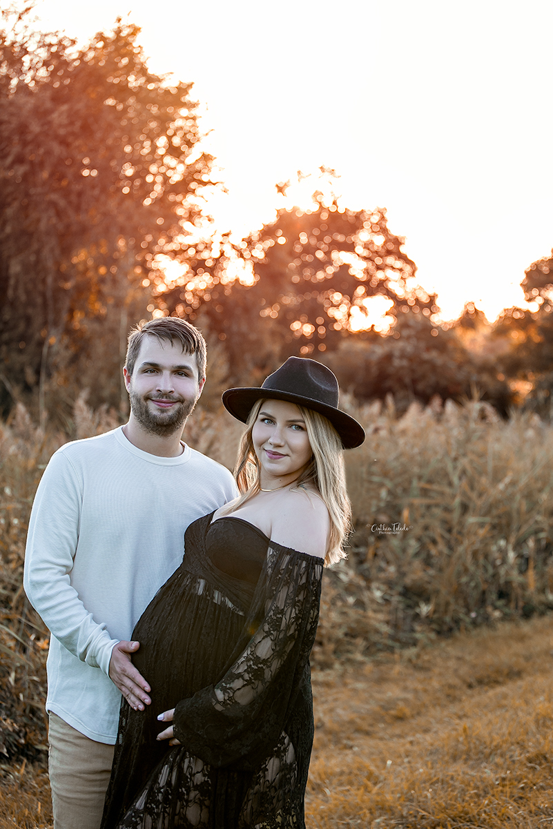 Ensaio fotográfico de gestante, maternity, pregnancy e família, fotografado por Cinthia Toledo photography, Fotógrafa de família.  sessão de gestante nos Eua. casal na golden hour
