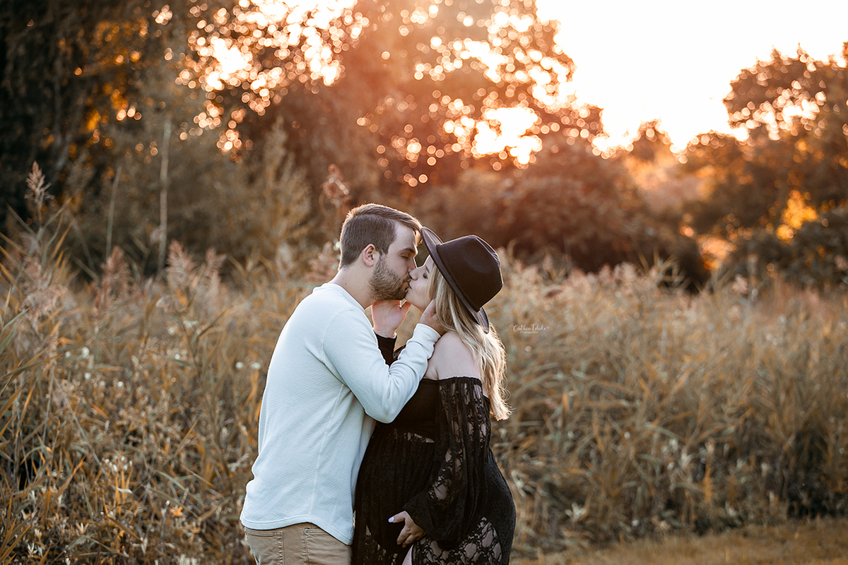 Ensaio fotográfico de gestante, maternity, pregnancy e família, fotografado por Cinthia Toledo photography, Fotógrafa de família.  sessão de gestante nos Eua. casal na golden hour