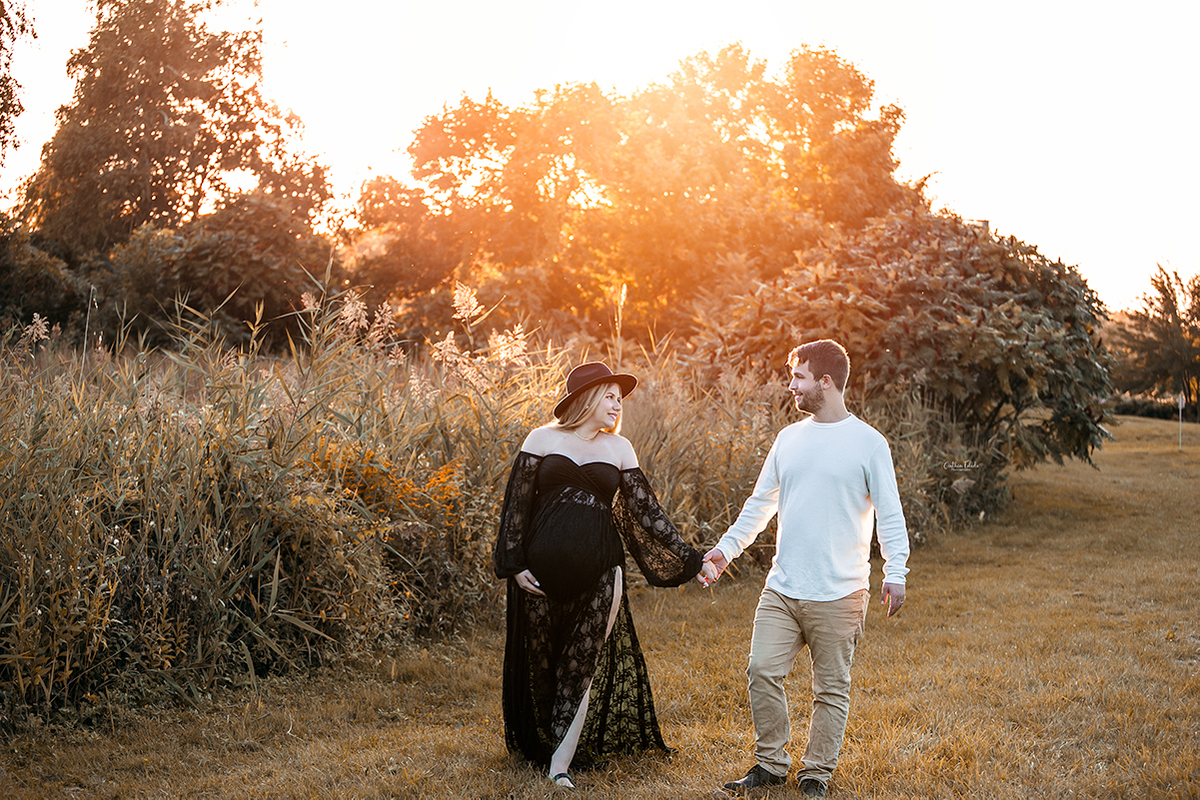 Ensaio fotográfico de gestante, maternity, pregnancy e família, fotografado por Cinthia Toledo photography, Fotógrafa de família.  sessão de gestante nos Eua. casal na golden hour