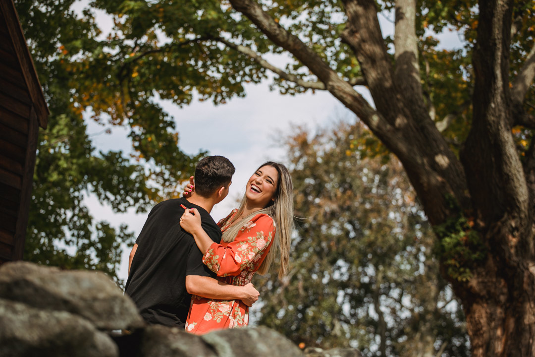 ensaio fotografico de casal realizado em Saugus-MA nos EUA, fotografado por Cinthia Toledo Fotografia/photography , fotografa de familia. fotos ao ar livre, natureza, romance, outono, fall.