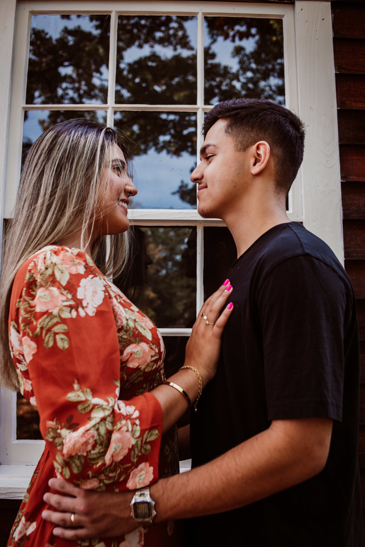 ensaio fotografico de casal realizado em Saugus-MA nos EUA, fotografado por Cinthia Toledo Fotografia/photography , fotografa de familia. fotos ao ar livre, natureza, romance, outono, fall.