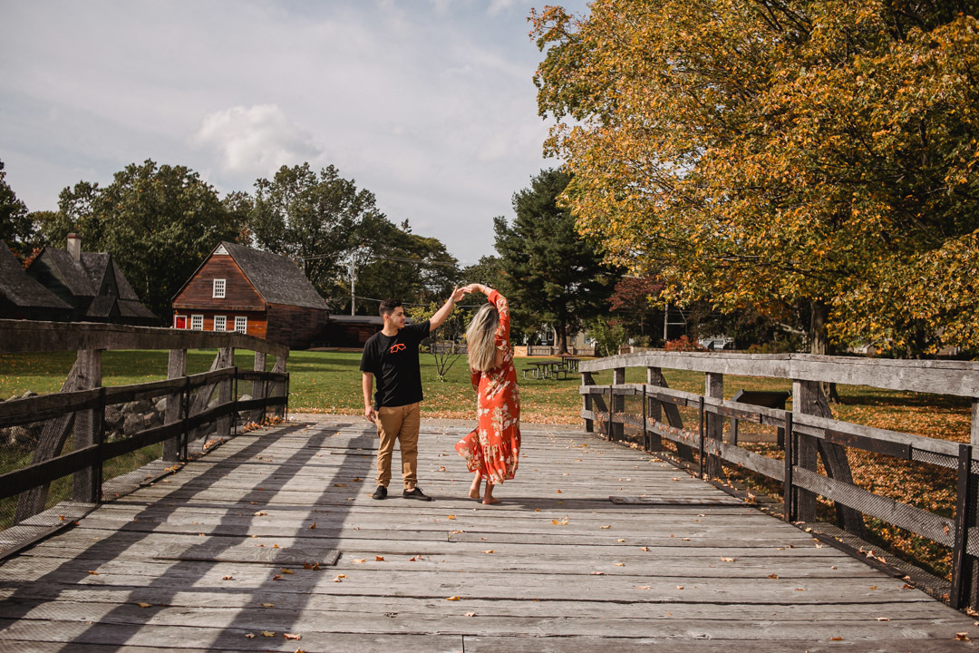 ensaio fotografico de casal realizado em Saugus-MA nos EUA, fotografado por Cinthia Toledo Fotografia/photography , fotografa de familia. fotos ao ar livre, natureza, romance, outono, fall.
