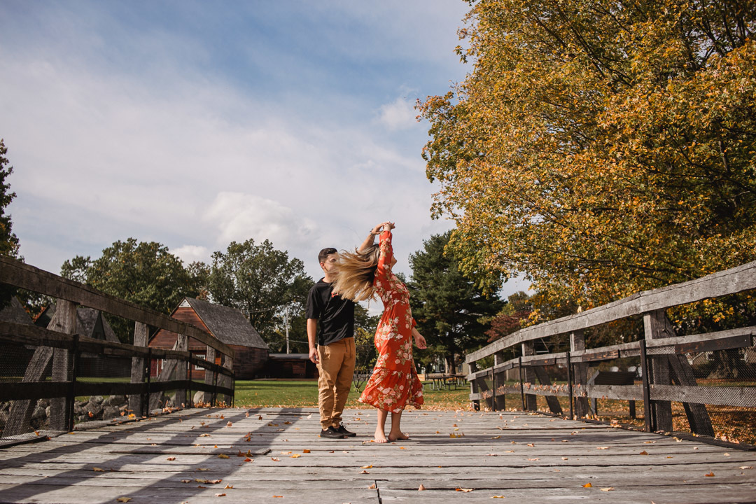 ensaio fotografico de casal realizado em Saugus-MA nos EUA, fotografado por Cinthia Toledo Fotografia/photography , fotografa de familia. fotos ao ar livre, natureza, romance, outono, fall.