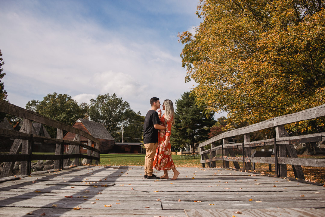 ensaio fotografico de casal realizado em Saugus-MA nos EUA, fotografado por Cinthia Toledo Fotografia/photography , fotografa de familia. fotos ao ar livre, natureza, romance, outono, fall.