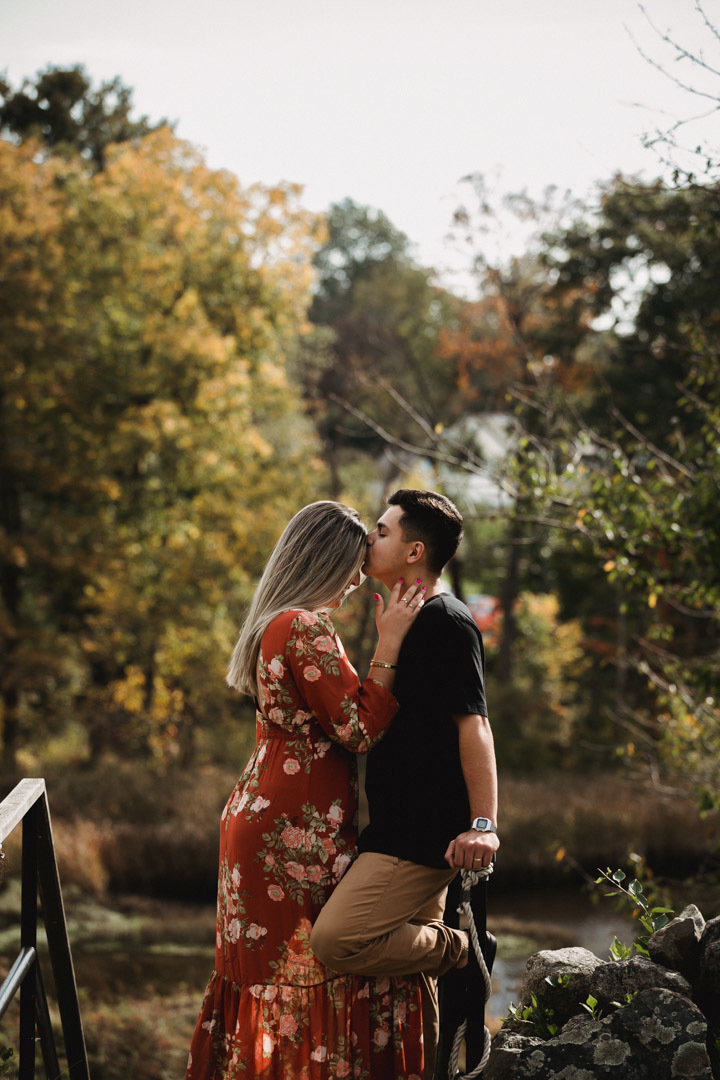 ensaio fotografico de casal realizado em Saugus-MA nos EUA, fotografado por Cinthia Toledo Fotografia/photography , fotografa de familia. fotos ao ar livre, natureza, romance, outono, fall.