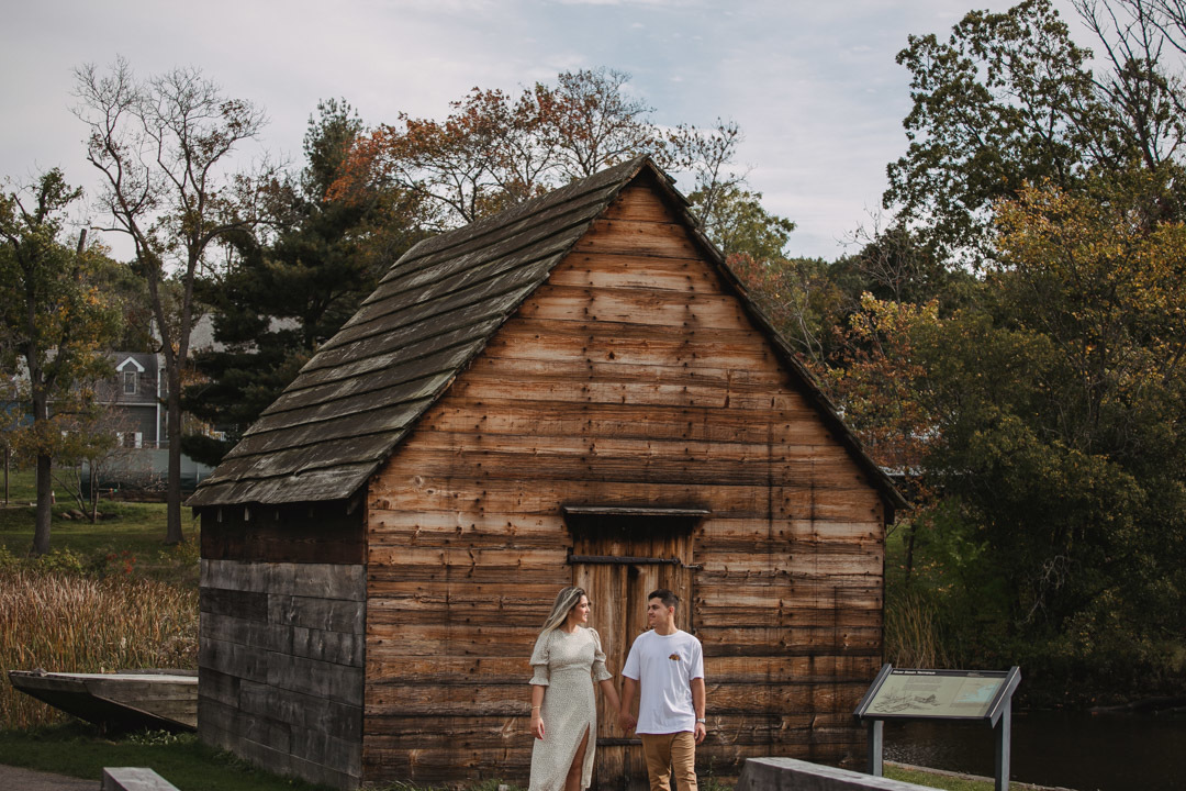 ensaio fotografico de casal realizado em Saugus-MA nos EUA, fotografado por Cinthia Toledo Fotografia/photography , fotografa de familia. fotos ao ar livre, natureza, romance, outono, fall.