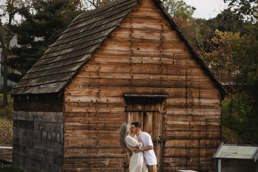ensaio fotografico de casal realizado em Saugus-MA nos EUA, fotografado por Cinthia Toledo Fotografia/photography , fotografa de familia. fotos ao ar livre, natureza, romance, outono, fall.