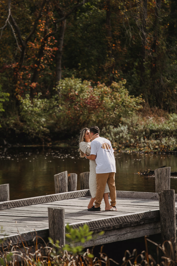 ensaio fotografico de casal realizado em Saugus-MA nos EUA, fotografado por Cinthia Toledo Fotografia/photography , fotografa de familia. fotos ao ar livre, natureza, romance, outono, fall.