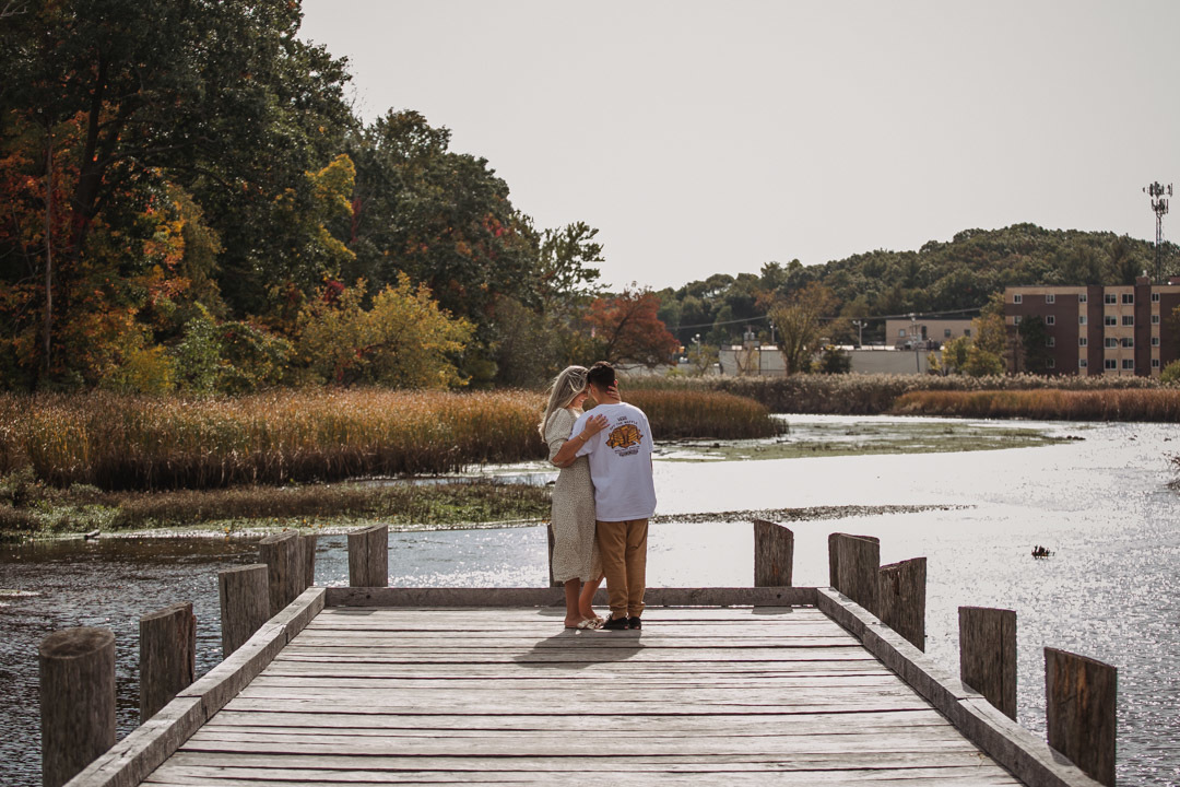 ensaio fotografico de casal realizado em Saugus-MA nos EUA, fotografado por Cinthia Toledo Fotografia/photography , fotografa de familia. fotos ao ar livre, natureza, romance, outono, fall.
