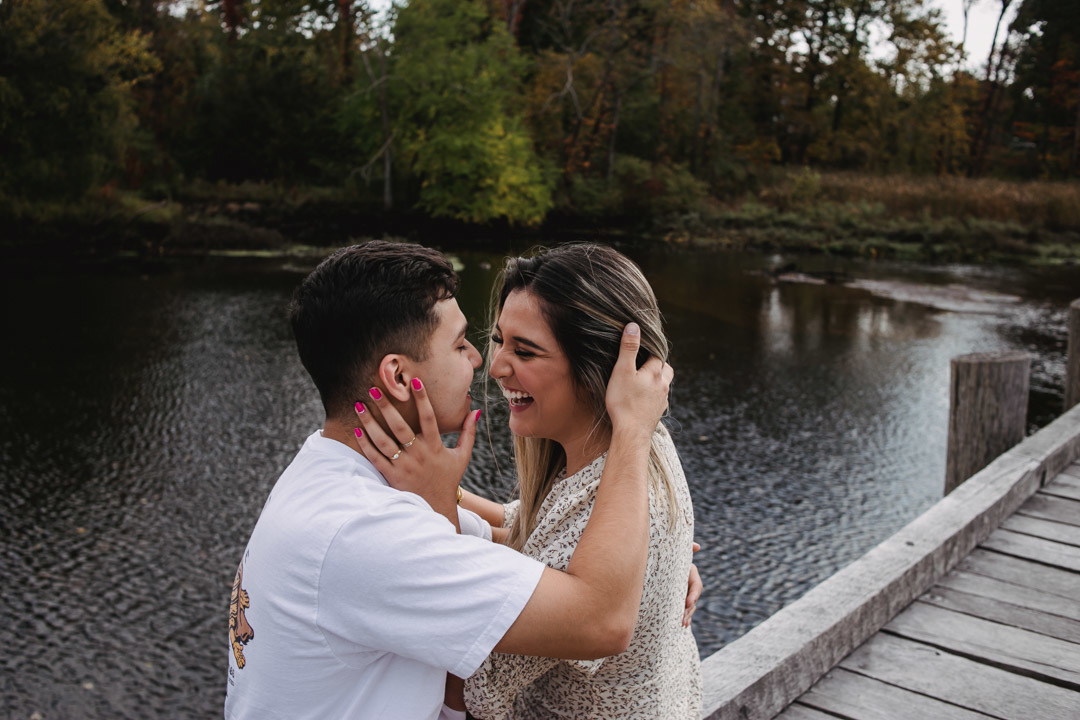 ensaio fotografico de casal realizado em Saugus-MA nos EUA, fotografado por Cinthia Toledo Fotografia/photography , fotografa de familia. fotos ao ar livre, natureza, romance, outono, fall.