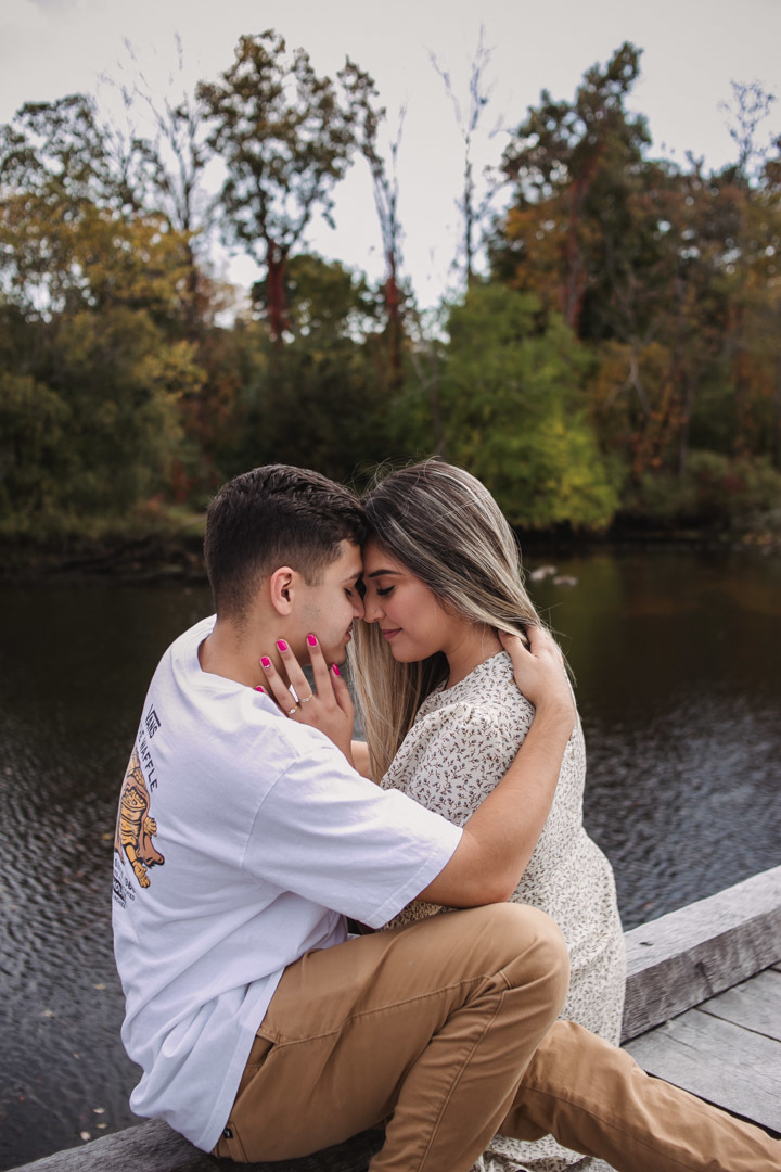 ensaio fotografico de casal realizado em Saugus-MA nos EUA, fotografado por Cinthia Toledo Fotografia/photography , fotografa de familia. fotos ao ar livre, natureza, romance, outono, fall.
