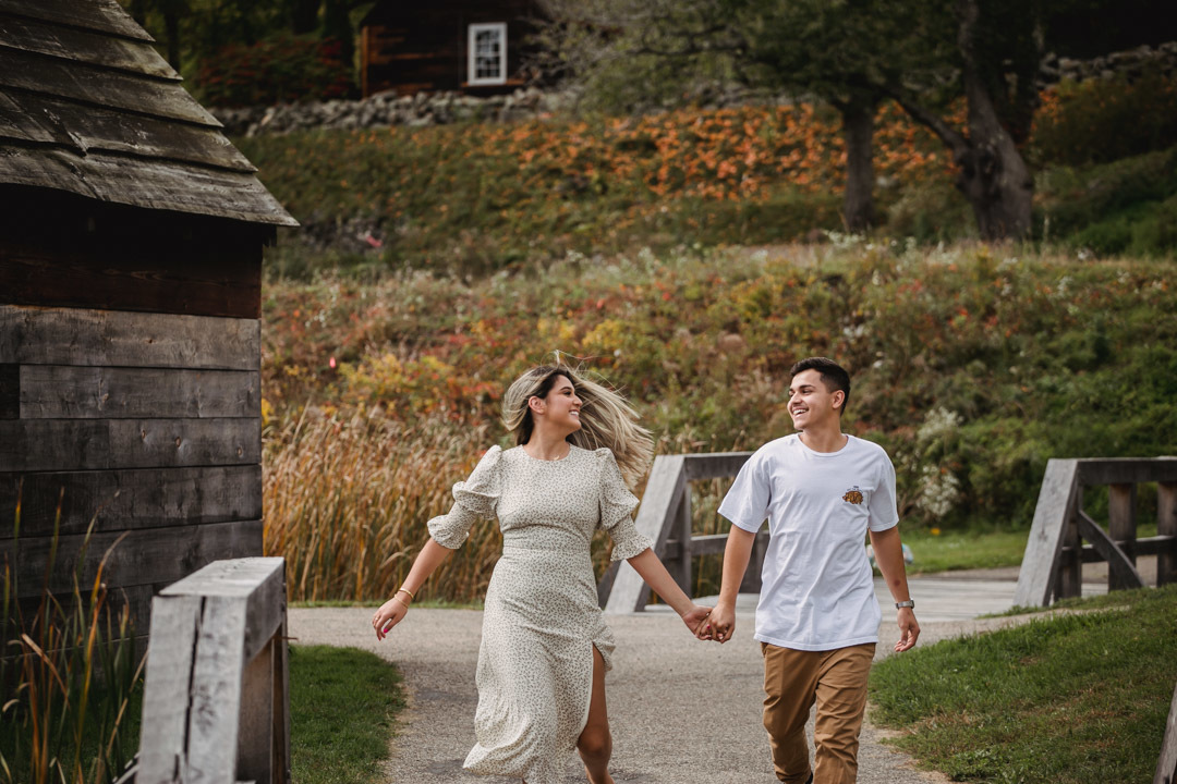 ensaio fotografico de casal realizado em Saugus-MA nos EUA, fotografado por Cinthia Toledo Fotografia/photography , fotografa de familia. fotos ao ar livre, natureza, romance, outono, fall. correndo