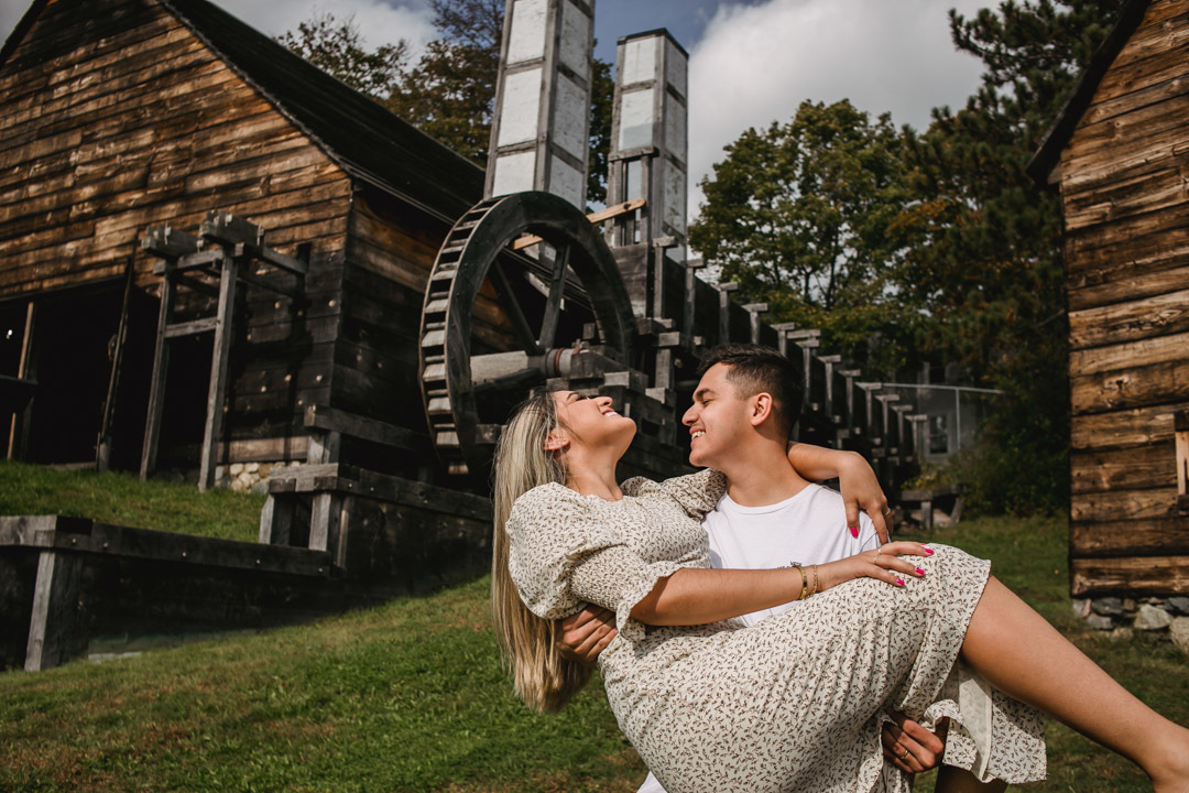 ensaio fotografico de casal realizado em Saugus-MA nos EUA, fotografado por Cinthia Toledo Fotografia/photography , fotografa de familia. fotos ao ar livre, natureza, romance, outono, fall.