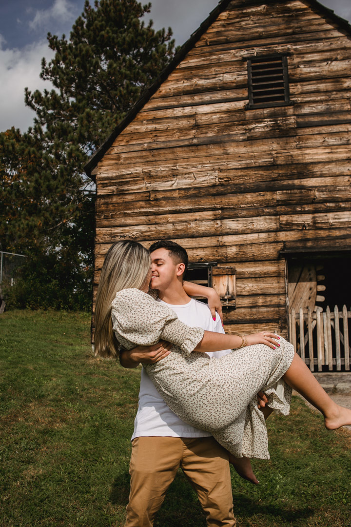 ensaio fotografico de casal realizado em Saugus-MA nos EUA, fotografado por Cinthia Toledo Fotografia/photography , fotografa de familia. fotos ao ar livre, natureza, romance, outono, fall.