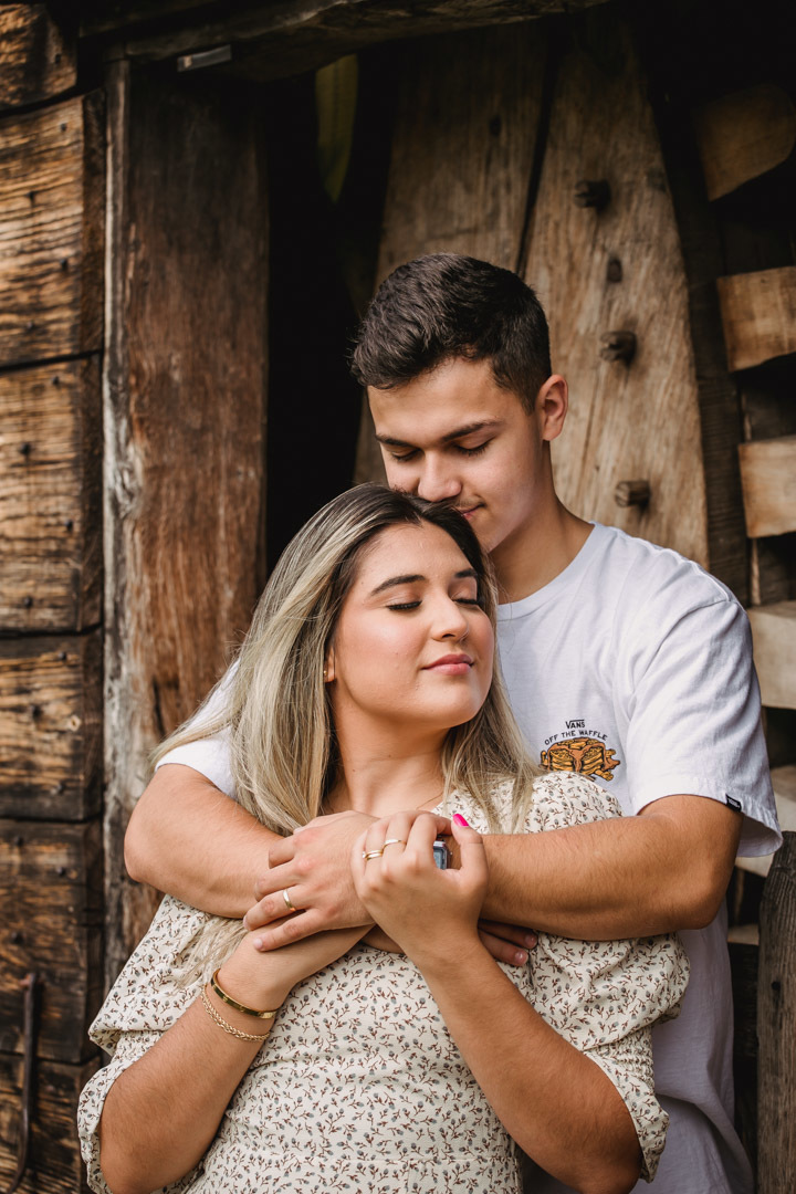ensaio fotografico de casal realizado em Saugus-MA nos EUA, fotografado por Cinthia Toledo Fotografia/photography , fotografa de familia. fotos ao ar livre, natureza, romance, outono, fall.