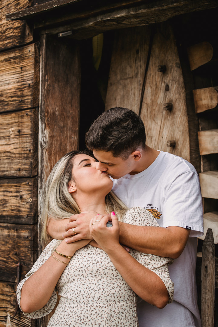 ensaio fotografico de casal realizado em Saugus-MA nos EUA, fotografado por Cinthia Toledo Fotografia/photography , fotografa de familia. fotos ao ar livre, natureza, romance, outono, fall.