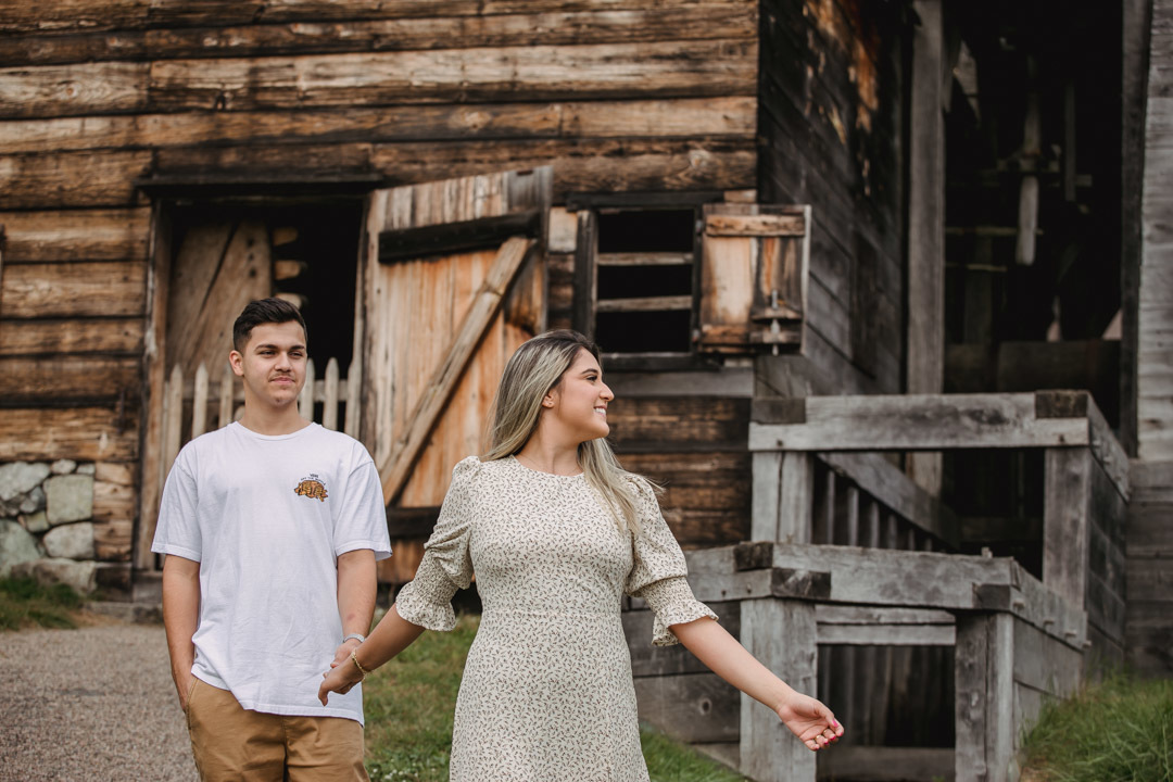 ensaio fotografico de casal realizado em Saugus-MA nos EUA, fotografado por Cinthia Toledo Fotografia/photography , fotografa de familia. fotos ao ar livre, natureza, romance, outono, fall.