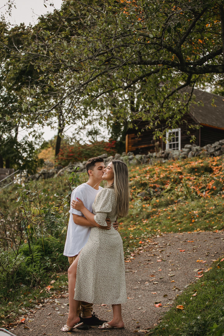 ensaio fotografico de casal realizado em Saugus-MA nos EUA, fotografado por Cinthia Toledo Fotografia/photography , fotografa de familia. fotos ao ar livre, natureza, romance, outono, fall.