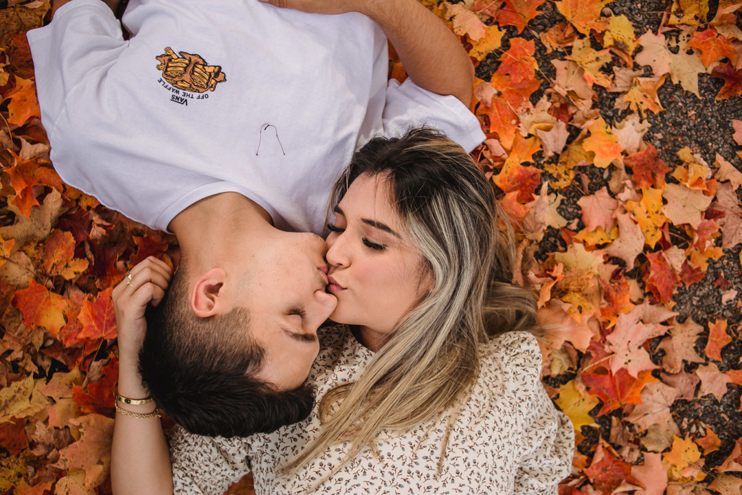 ensaio fotografico de casal realizado em Saugus-MA nos EUA, fotografado por Cinthia Toledo Fotografia/photography , fotografa de familia. fotos ao ar livre, natureza, romance, outono, fall.