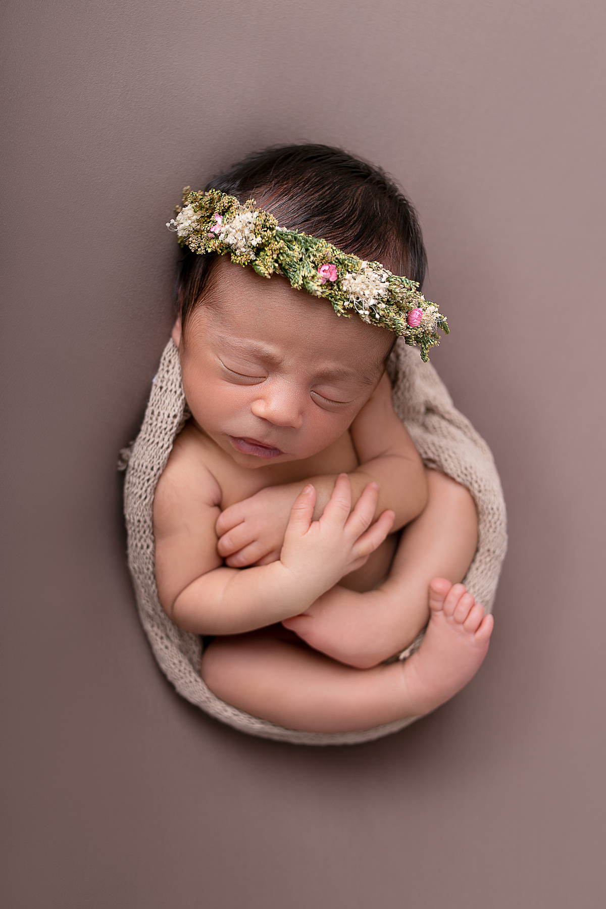 Ensaio newborn, fotografia newborn realizada no home-studio em Malden-MA EUA. fotografado por Cinthia Toledo fotografia/photography, Fotógrafa de Newborn, Gestante, Bebê e Famíla. newborn no puff na pose de barriga pra cima .