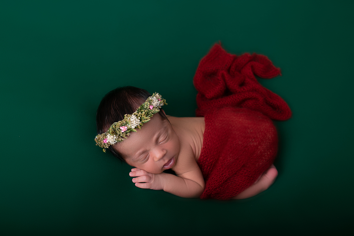 Ensaio newborn, fotografia newborn realizada no home-studio em Malden-MA EUA. fotografado por Cinthia Toledo fotografia/photography, Fotógrafa de Newborn, Gestante, Bebê e Famíla. newborn no puff na pose de bundinha , nas cores verde com vermelho.