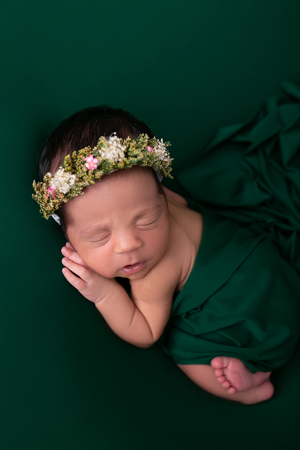 Ensaio newborn, fotografia newborn realizada no home-studio em Malden-MA EUA. fotografado por Cinthia Toledo fotografia/photography, Fotógrafa de Newborn, Gestante, Bebê e Famíla.  newborn no puff na cor verde na pose de bundinha.