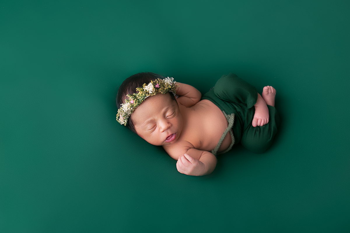Ensaio newborn, fotografia newborn realizada no home-studio em Malden-MA EUA. fotografado por Cinthia Toledo fotografia/photography, Fotógrafa de Newborn, Gestante, Bebê e Famíla. newborn no puff na cor verde na pose de barriguinha pra cima.