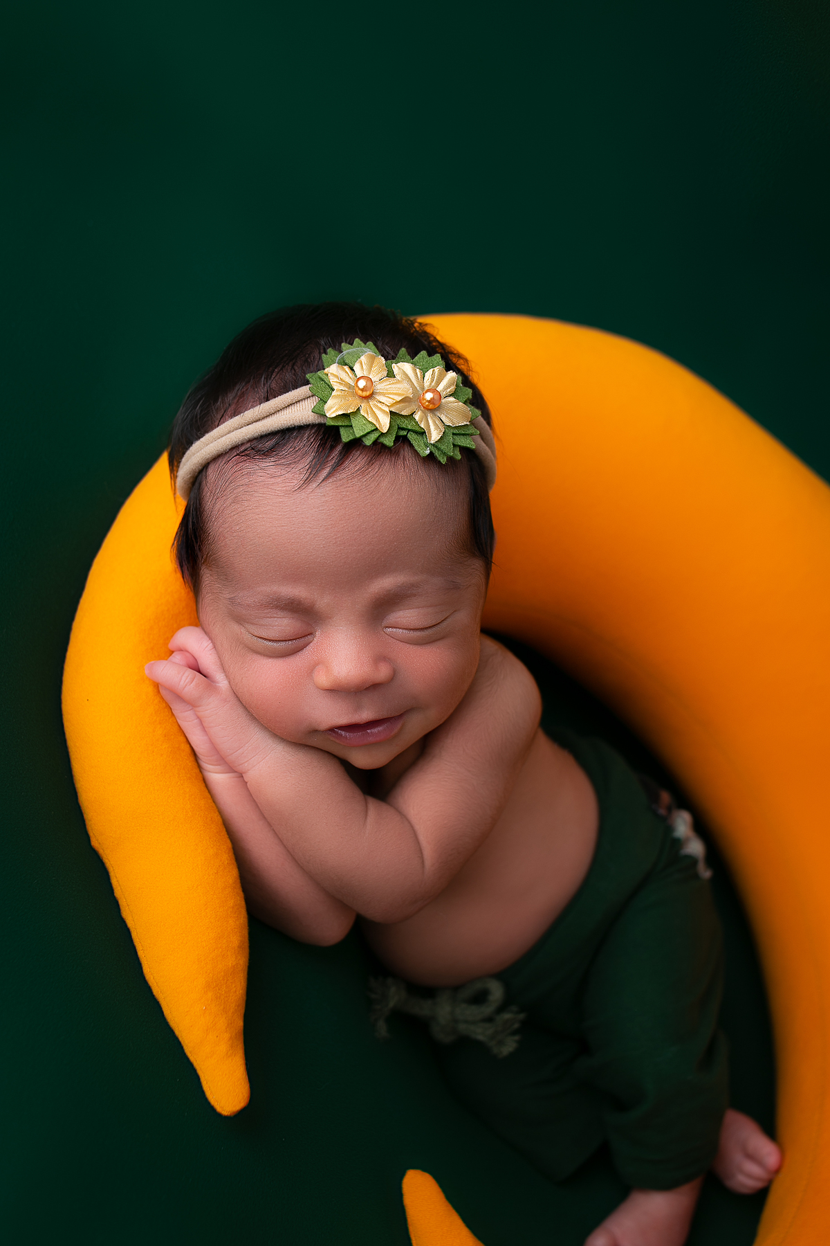 Ensaio newborn, fotografia newborn realizada no home-studio em Malden-MA EUA. fotografado por Cinthia Toledo fotografia/photography, Fotógrafa de Newborn, Gestante, Bebê e Famíla. newborn nas cores verde e amarelo na pose de ladinho.