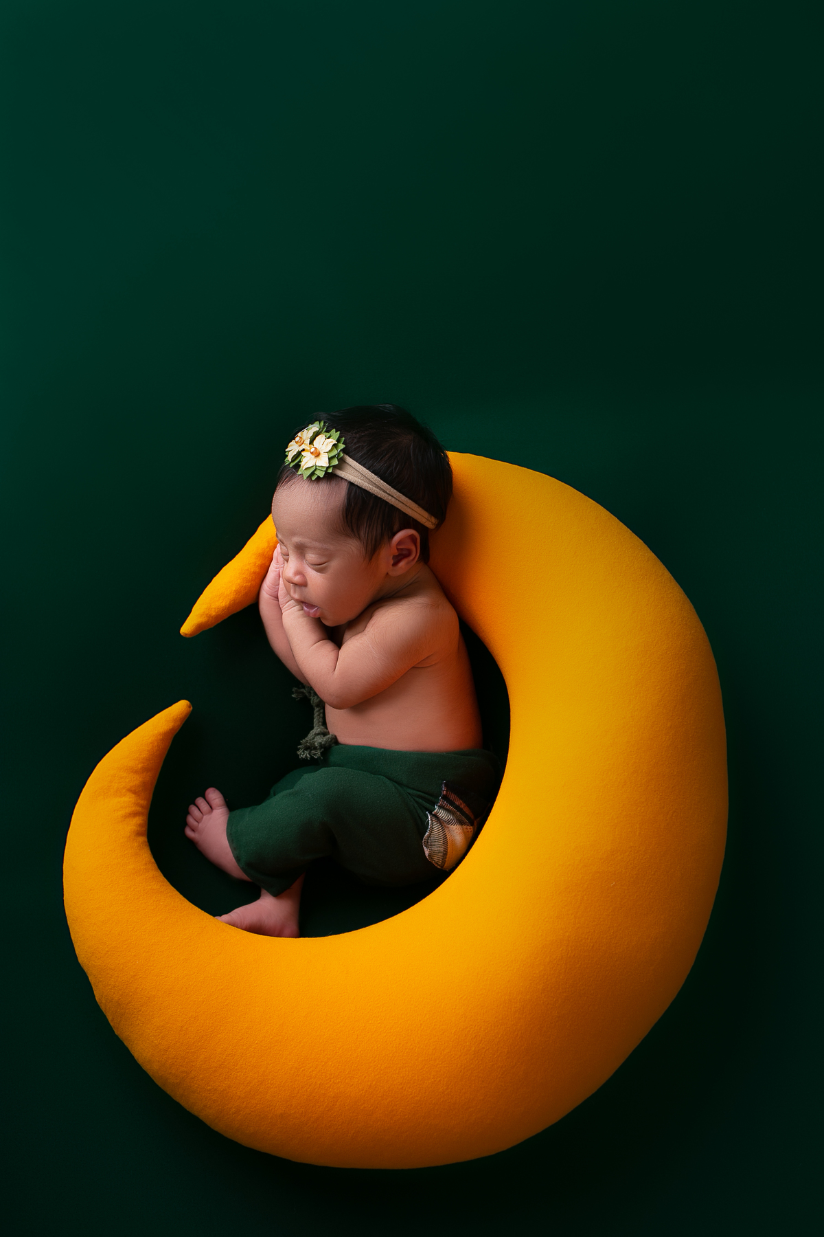 Ensaio newborn, fotografia newborn realizada no home-studio em Malden-MA EUA. fotografado por Cinthia Toledo fotografia/photography, Fotógrafa de Newborn, Gestante, Bebê e Famíla. newborn nas cores verde e amarelo na pose de ladinho.
