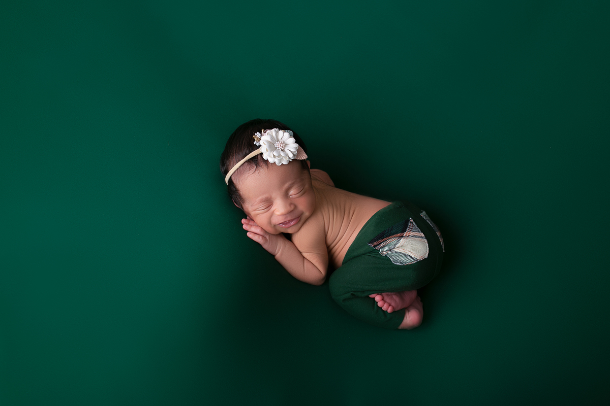 Ensaio newborn, fotografia newborn realizada no home-studio em Malden-MA EUA. fotografado por Cinthia Toledo fotografia/photography, Fotógrafa de Newborn, Gestante, Bebê e Famíla. newborn no puff na cor verde e na pose de bundinha