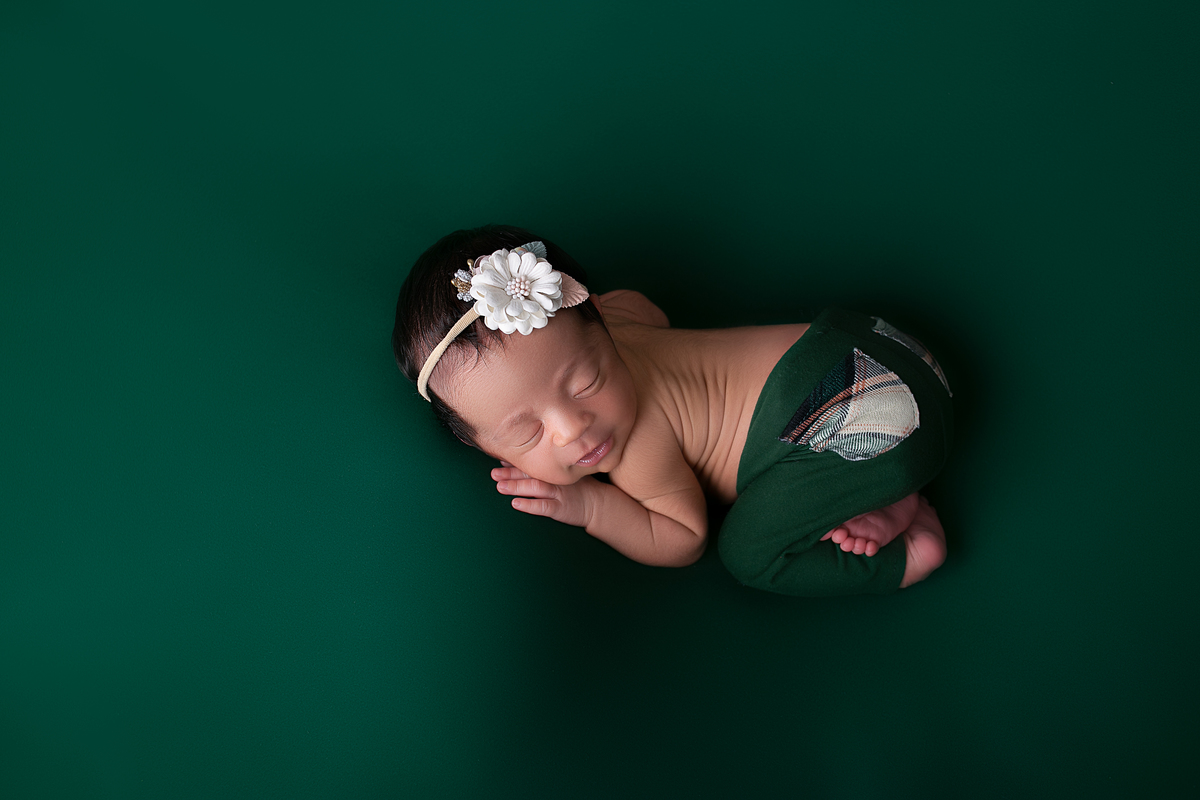Ensaio newborn, fotografia newborn realizada no home-studio em Malden-MA EUA. fotografado por Cinthia Toledo fotografia/photography, Fotógrafa de Newborn, Gestante, Bebê e Famíla. cor verde na pose de bundinha.