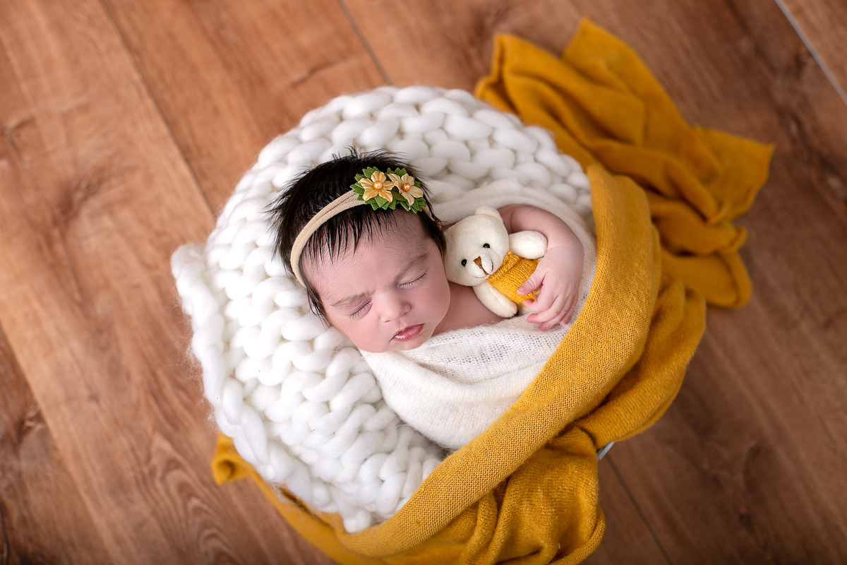 ensaio newborn feminino, fotografado por Cinthia Toledo photography/fotografia, Fotógrafa de Família especializada em newborn, fotografado em Malden-MA EUA. pacotinho, amarelo com branco. pose no baldinho