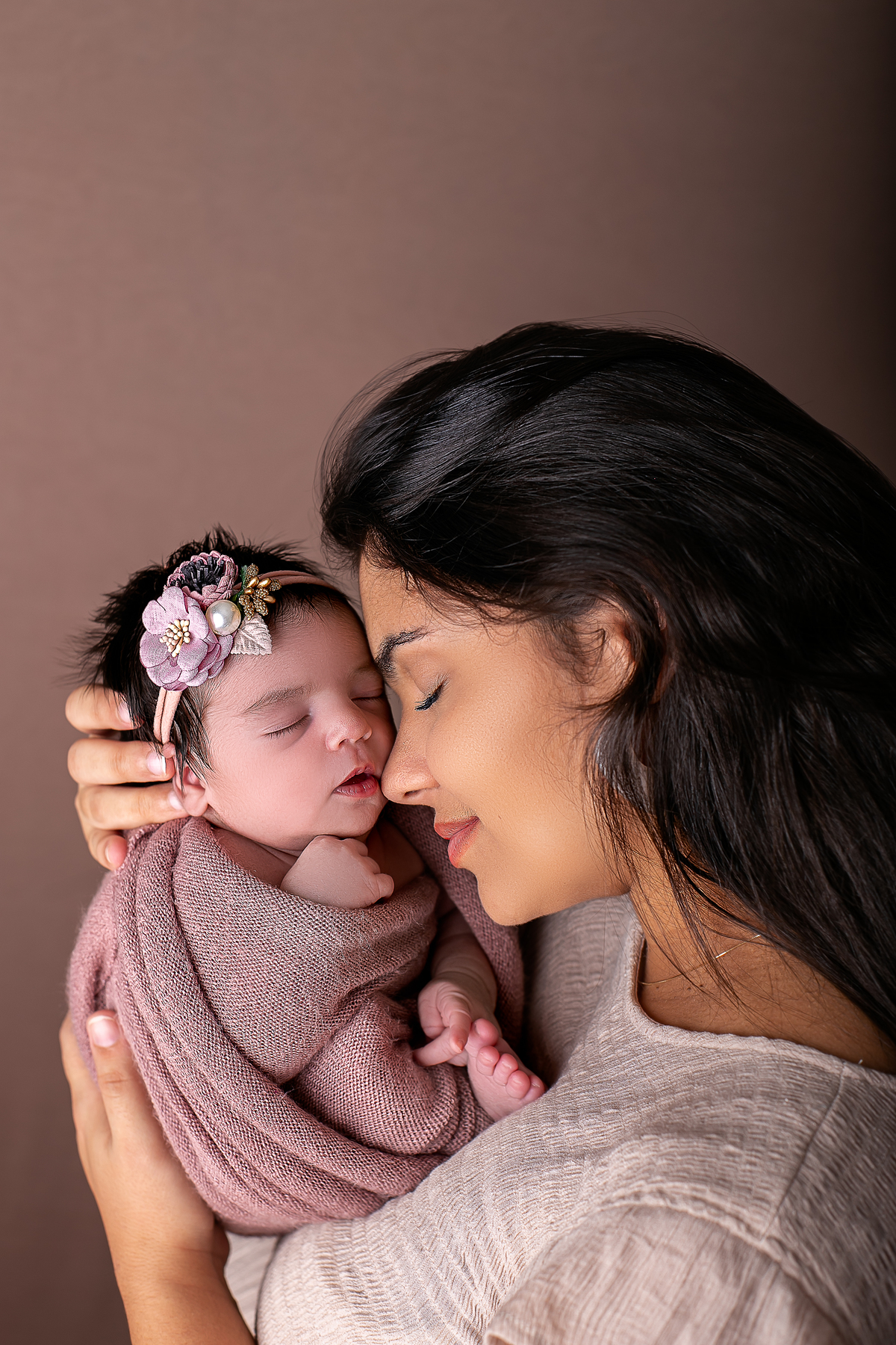 ensaio newborn feminino, fotografado por Cinthia Toledo photography/fotografia, Fotógrafa de Família especializada em newborn, fotografado em Malden-MA EUA. retrato Mãe e filha, pacotinho