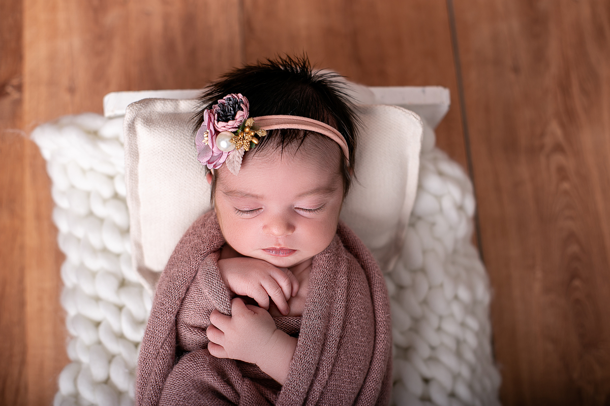 ensaio newborn feminino, fotografado por Cinthia Toledo photography/fotografia, Fotógrafa de Família especializada em newborn, fotografado em Malden-MA EUA. pacotinho, foto na caminha.