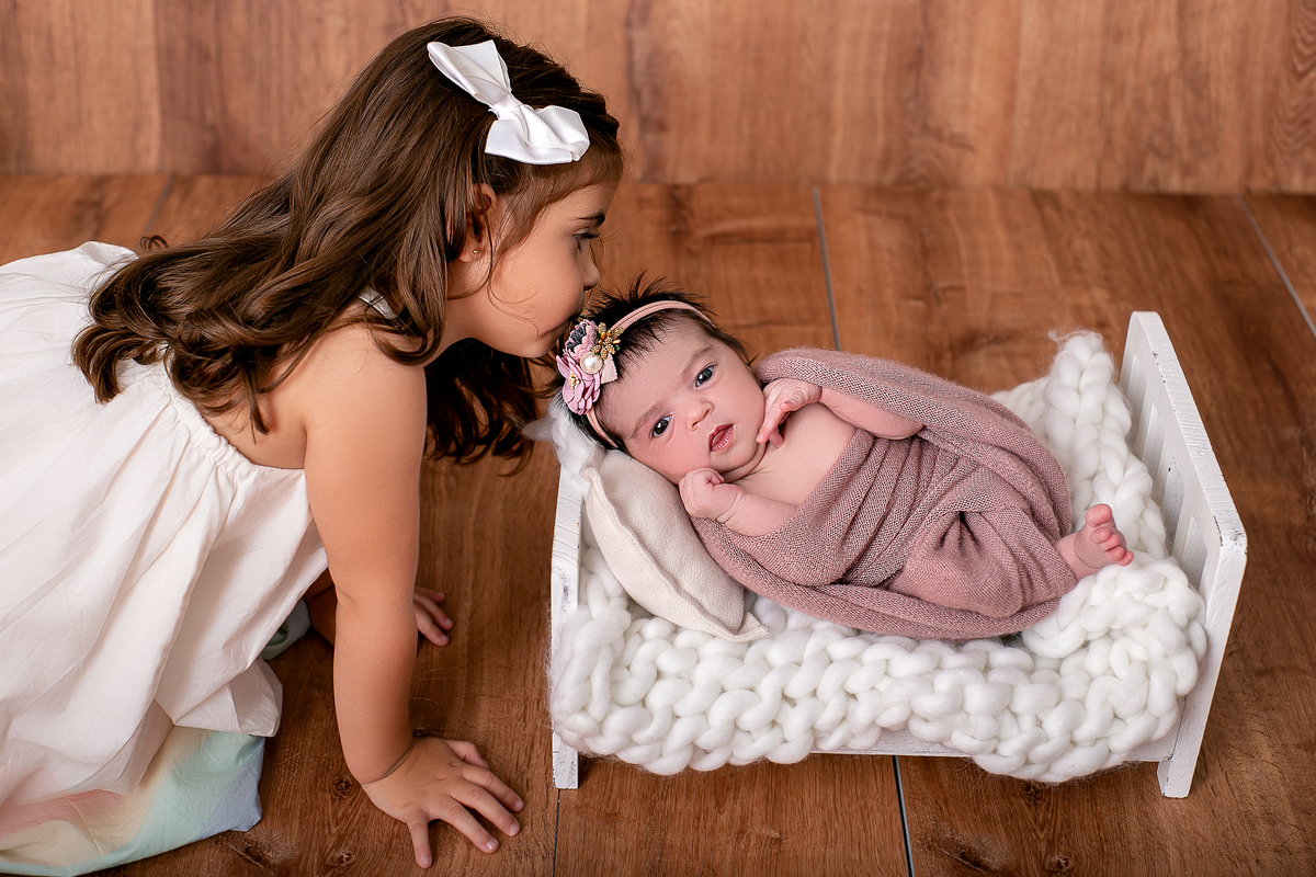 ensaio newborn feminino, fotografado por Cinthia Toledo photography/fotografia, Fotógrafa de Família especializada em newborn, fotografado em Malden-MA EUA. Newbor com irmã, pacotinho, caminha.