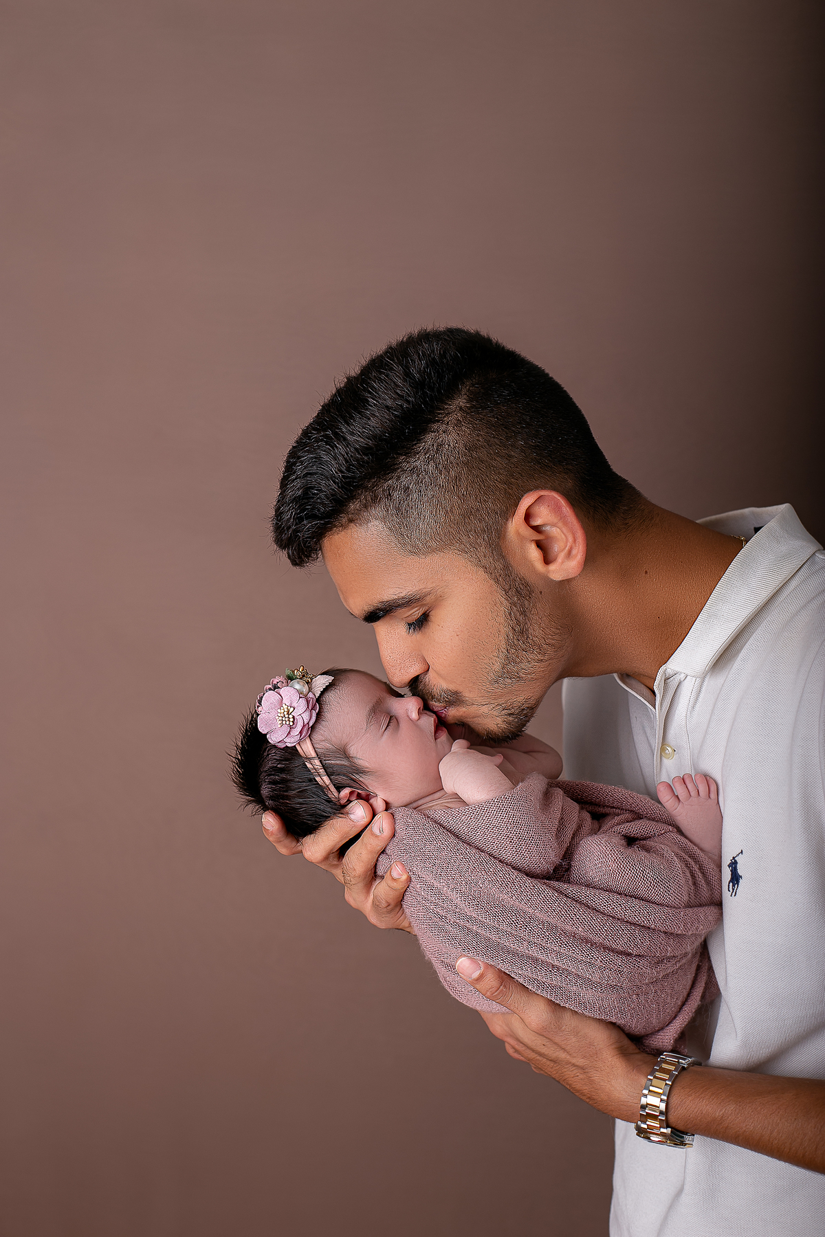ensaio newborn feminino, fotografado por Cinthia Toledo photography/fotografia, Fotógrafa de Família especializada em newborn, fotografado em Malden-MA EUA. pai e filha.