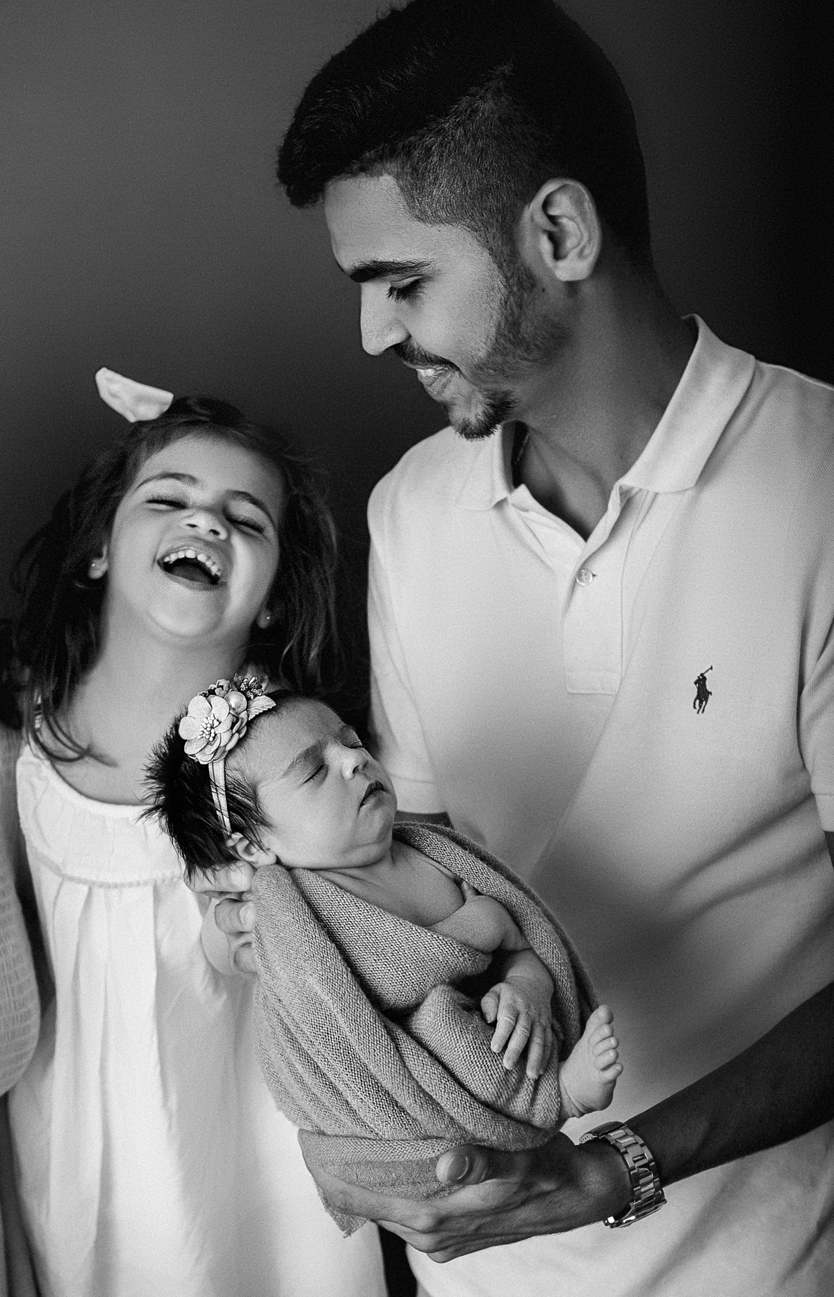 ensaio newborn feminino, fotografado por Cinthia Toledo photography/fotografia, Fotógrafa de Família especializada em newborn, fotografado em Malden-MA EUA. retrato familia em preto e branco