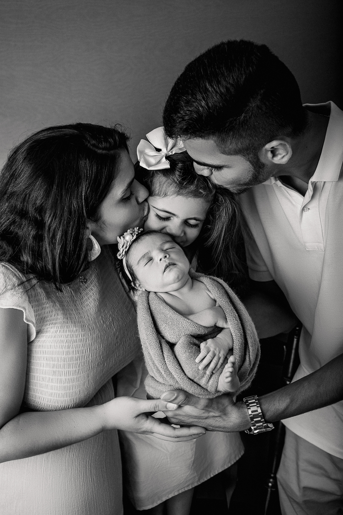 ensaio newborn feminino, fotografado por Cinthia Toledo photography/fotografia, Fotógrafa de Família especializada em newborn, fotografado em Malden-MA EUA. retrato de familia em preto e branco.
