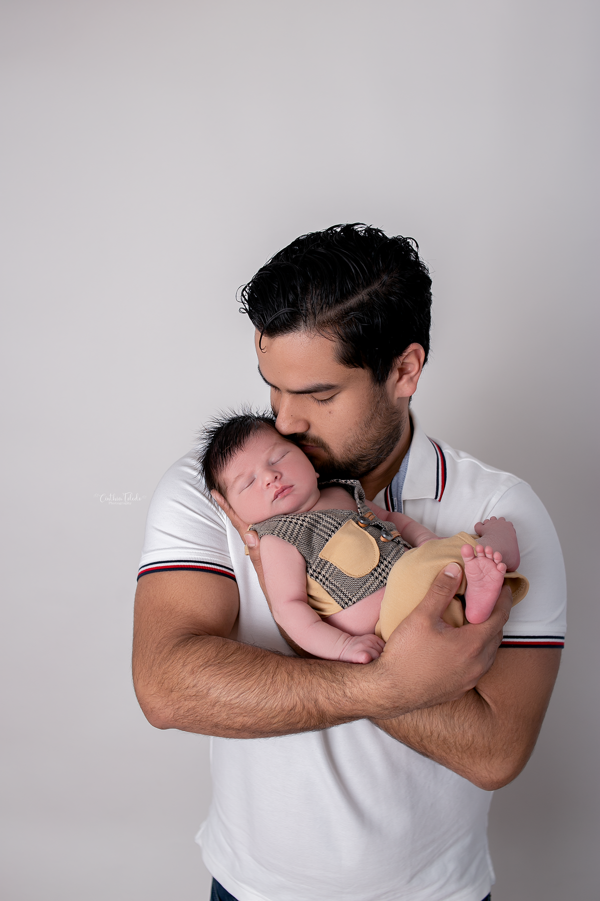 Ola boa noite! me chamo Cinthia Toledo, sou fotografa especializada em recem-nascidos(newborn), bebes, gestantes, fotografo  ensaios femininos, casais e familia. Atendo atualmente em Boston-MA, mas estarei com minha agenda aberta entre o final de Abril e 