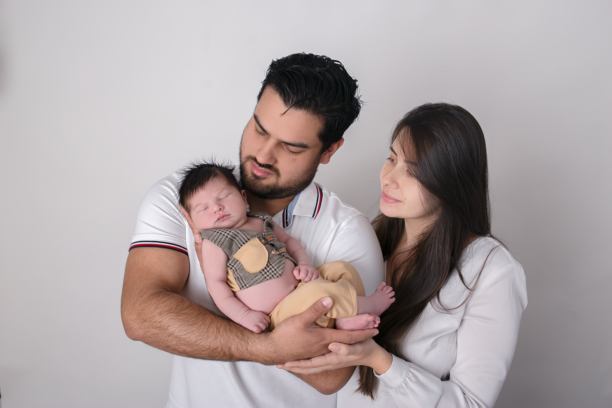 Ola boa noite! me chamo Cinthia Toledo, sou fotografa especializada em recem-nascidos(newborn), bebes, gestantes, fotografo  ensaios femininos, casais e familia. Atendo atualmente em Boston-MA, mas estarei com minha agenda aberta entre o final de Abril e 