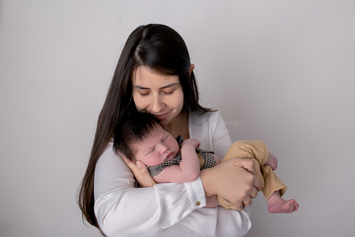Ola boa noite! me chamo Cinthia Toledo, sou fotografa especializada em recem-nascidos(newborn), bebes, gestantes, fotografo  ensaios femininos, casais e familia. Atendo atualmente em Boston-MA, mas estarei com minha agenda aberta entre o final de Abril e 