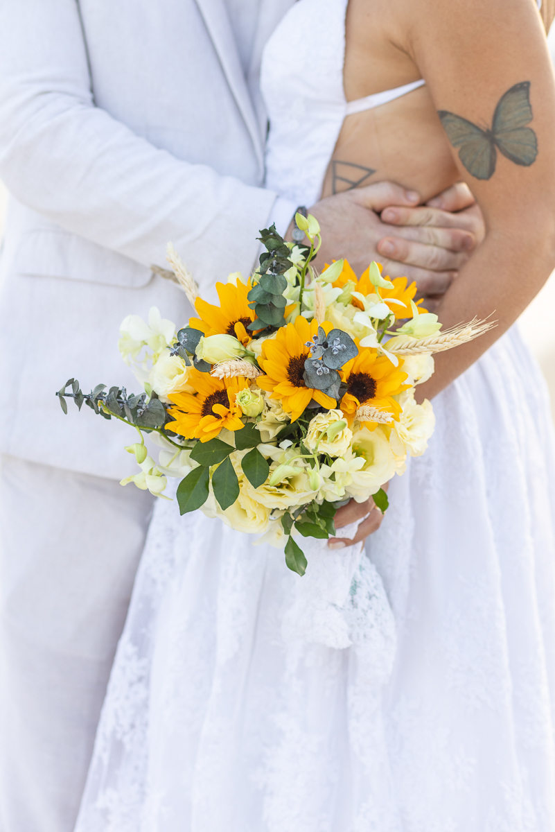 Fotografia de detalhes do buquê de casamento
,Buque  de flores amarelas de noiva