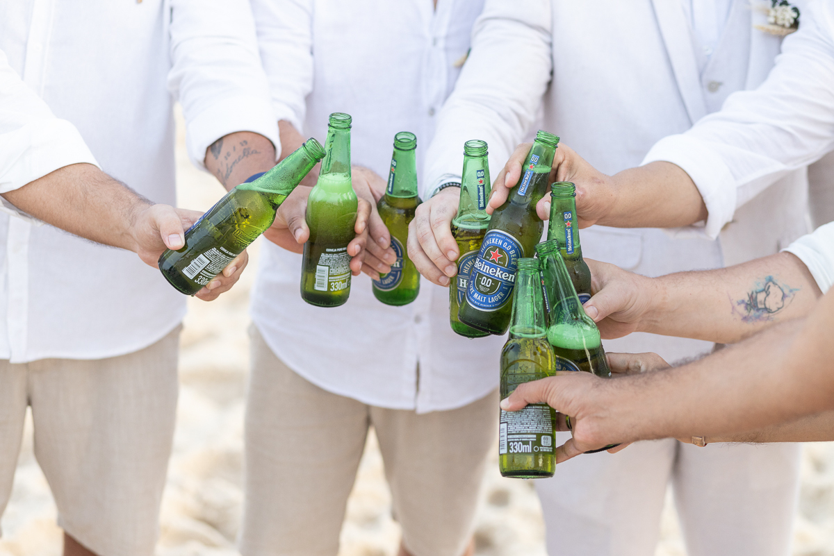 fotos de padrinhos com cerveja na praia.

