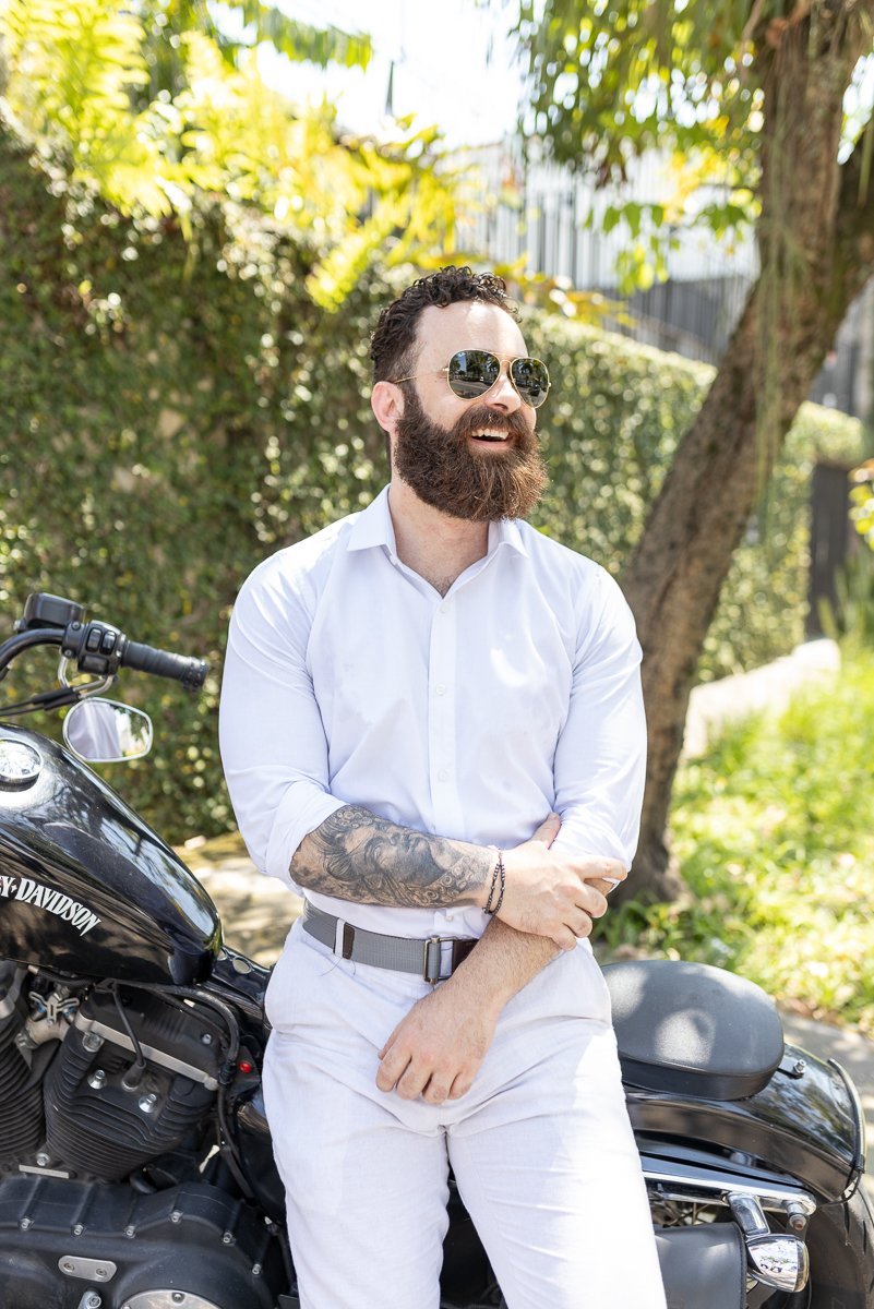 Harley davidson,Foto ao ar livre,Noivo sorrindo,  making of da noivo