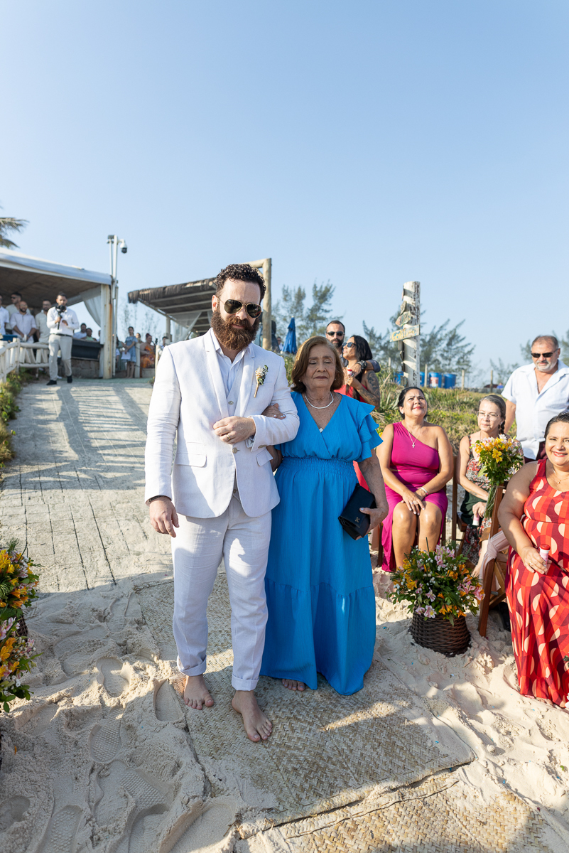 Entrada do noivo na praia com a Mãe.