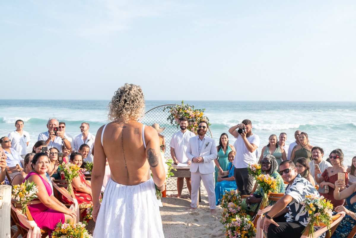 Cerimônia com o mar como cenário
Casamento com clima tropical,Casamento em praia do Rio de Janeiro,Destino wedding,Casamento em cenários naturais



