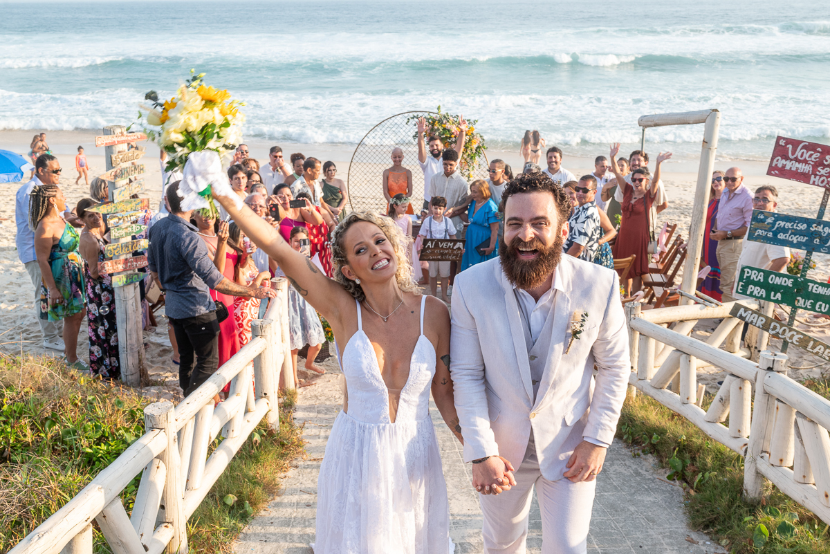 Cerimônia com o mar como cenário
Saida dos noivos da praia,noivos na praia, noivos comemorando na praia,Quiosque de eventos no Recreio. Casamento com clima tropical Cerimônia ao ar livre,Fotógrafo no Rio de Janeiro,Casamento romântico,Enlace na praia




