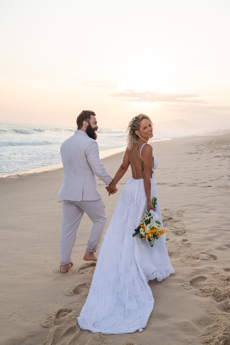 Noivos românticos  na praia 




